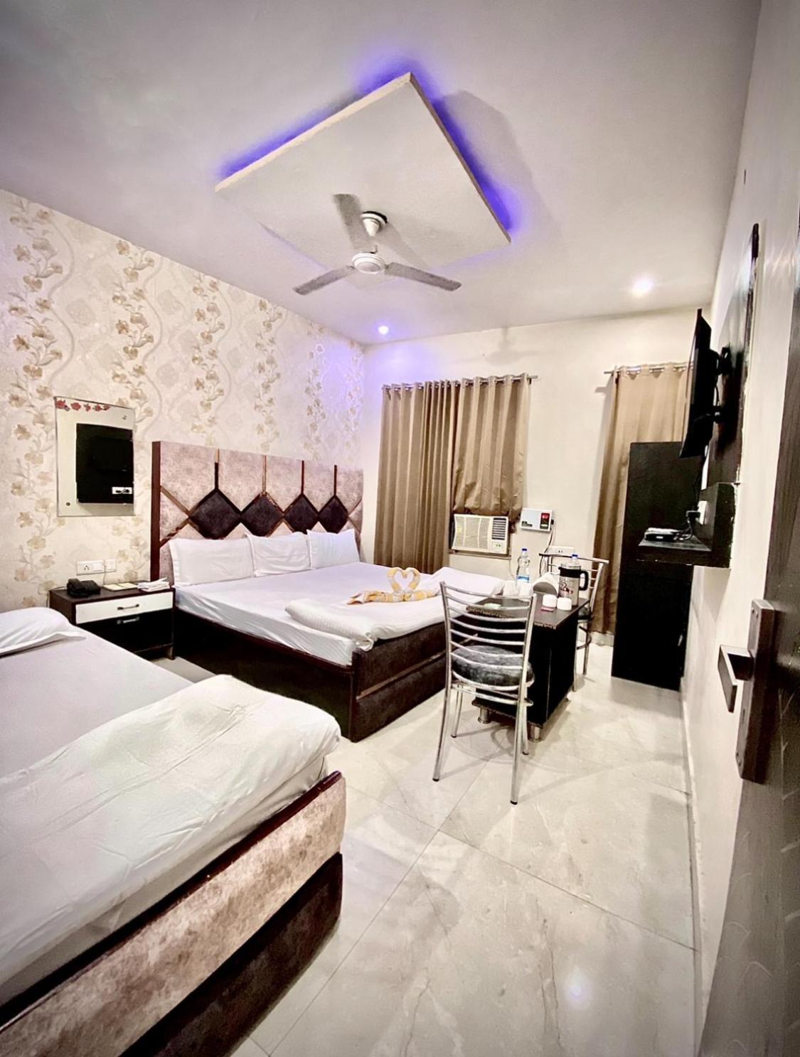 Swaran Hotel Amritsar Esterno foto
