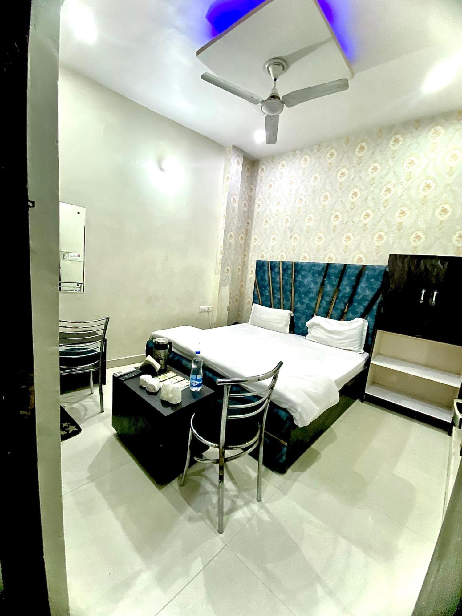 Swaran Hotel Amritsar Esterno foto
